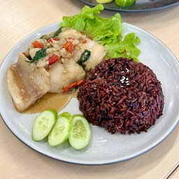 ข้าวสเต็กปลาผัดกะเพรา สูตรคลีน