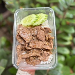 เนื้อทอดกระเทียมราดข้าว