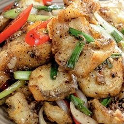 ข้าวราดผัดกระเทียมพริกไทดำ