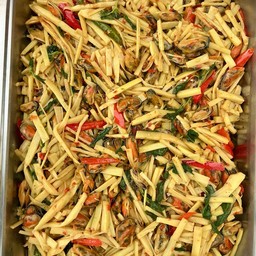 กระเพราหน่อไม้ใส่หอย