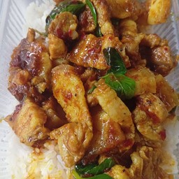 หมูสามชั้นผัดพริกแกงใต้ราดข้าว