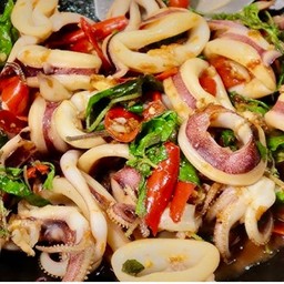 กระเพราปลาหมึก ( เป็นกับ )