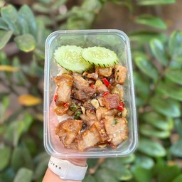 หมูกรอบคั่วพริกเกลือราดข้าว