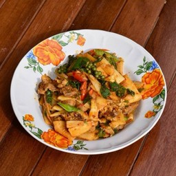 ผัดใบยี่หร่าไก่หน่อไม้ดอง