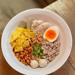 ก๋วยเตี๋ยวต้มยำไข่