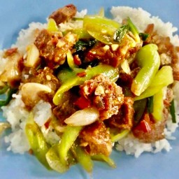 ข้าวหมูกรอบผัดพริกหยวก