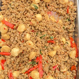 กระเพราหมูสับลูกชี้น