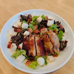 ซีซาร์ สลัด ไก่ย่าง เสิร์ฟพร้อม ปังกรอบ พาเมซานชีส