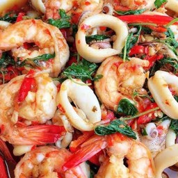 ข้าวกะเพราหมึกกุ้ง