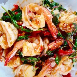 กระเพรากุ้งราดข้าว