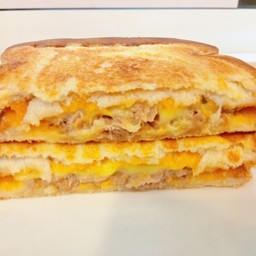 ปังย่างเนย ทูน่า +น้ำสลัดเทาซันไอส์แลนด์