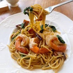 สปาเก็ตตี้ผัดพริกแห้งกุ้ง