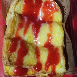 ขนมปังแผ่นปิ้ง สตอเบอรี่นมข้นหวาน (ชุด2แผ่น)