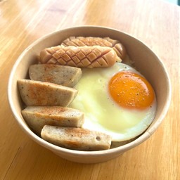 ข้าว ไก่ยอพริกไทยดำ + ไส้กรอก + ไข่ดาว