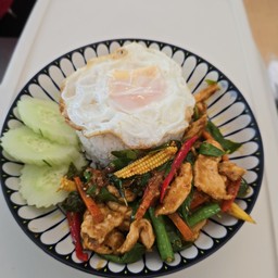 ผัดพริกแกงราดข้าว