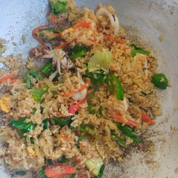 ข้าวผัดต้มยำหมูชิ้น