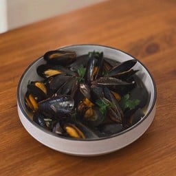 Mussels in white wine and garlic