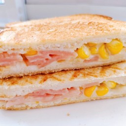 ปังย่างเนย แฮมไก่+น้ำสลัด + ข้าวโพด