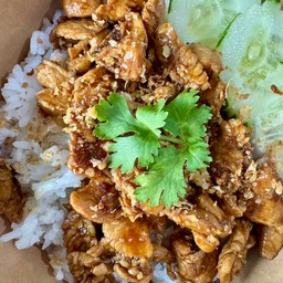 ข้าวไก่CPกระเทียมหอมๆ ( Garlic Chicken Stir Fry)
