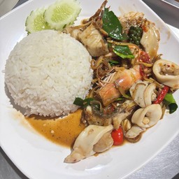 ผัดฉ่าทะเลราดข้าว