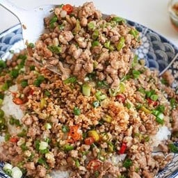 ข้าวหมูสับคั่วพริกเกลือ