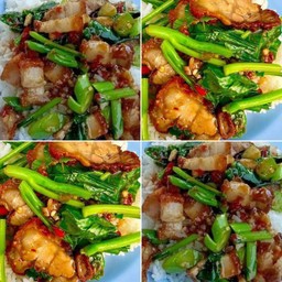 คะน้าหมูกรอบ