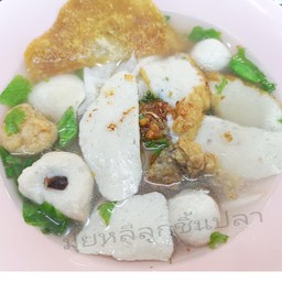 เส้นใหญ่น้ำใส