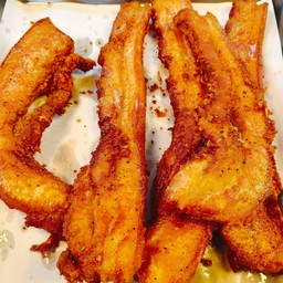 สามชั้นทอดกระเทียมพริกไทยแบบเส้น