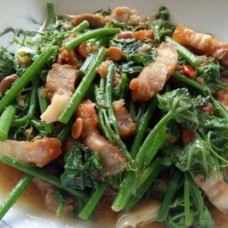 ผัดผักบุ้งหมูกรอบ กับข้าว