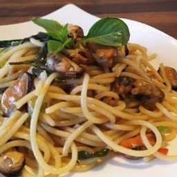 สปาเก็ตตี้ผัดพริกแห้งหอยแมลงภู่