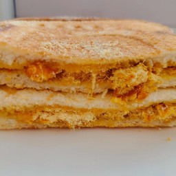 ปังย่างเนย ไก่หยอง + น้ำสลัดโบราณ โฮมเมด