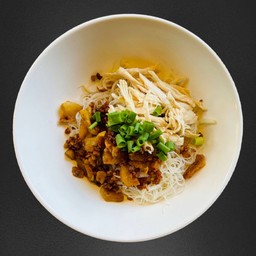 เส้นหมี่ไก่ฉีก+กากาหมู