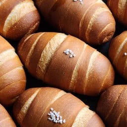 Crispy Shio-pan (ขนมปังเกลือหน้ากรอบดั้งเดิม)