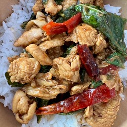 ข้าวกระเพราอกไก่CPนุ่มๆรสจัดจ้าน (Chicken Basil Stir Fry)