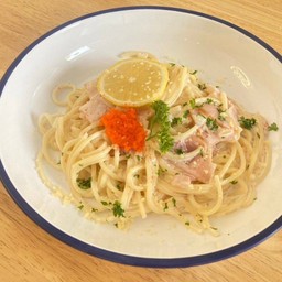 สปาเก็ตตี้ไวท์ซอสเลมอน  แฮมไก่ + ไข่กุ้ง