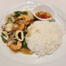 ข้าวกระเพราทะเล(กุ้ง,ปลาหมึก)
