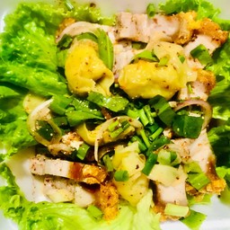 เกี๊ยว ยำหมูกรอบ