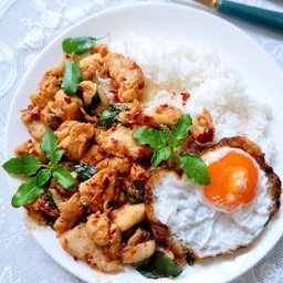 ผัดกะเพราอกไก่พริกแห้ง