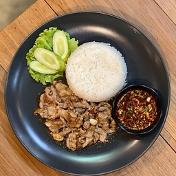 ข้าวหน้าหมูทอด น้ำจิ้มแจ่ว