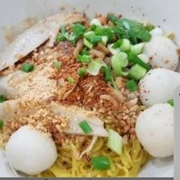 บะหมี่แห้งยำลูกชิ้นปลา