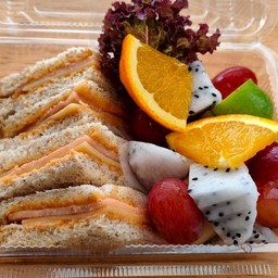 แซนวิสแฮมไก่ชีส ซอสมาโฮมเมด มินิ ผลไม้