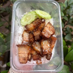 หมูกรอบทอดกระเทียมราดข้าว