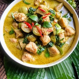 ไก่อ้วนขนมจีนแกงเขียวหวานและแกงไก่รสเด็ด