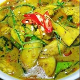 Set ราดข้าวแกงกะทิไก่ใส่ลูกกล้วย+ใบเหรียงผัดไข่หรือกุนเชียงทอด +ไข่ดาว