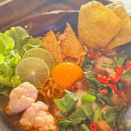 มาม่าต้มยำแซ่บหมูทอด