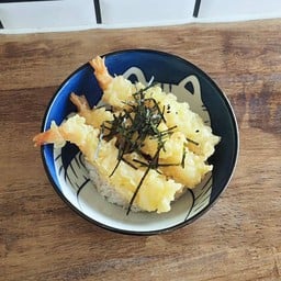 ข้าวหน้ากุ้งเทมปุระ ราดซอสทงคัตสึ