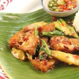 คะน้าหมูกรอบ (กับข้าว)