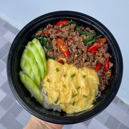 ข้าวกะเพราเนื้อโคขุนไข่ข้น