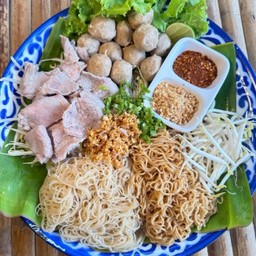 ก๋วยเตี๋ยวยกร้านแห้งคลุก เนื้อ