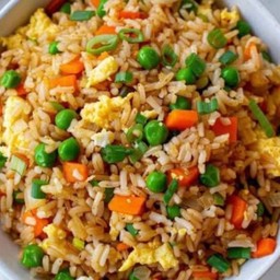 ข้าวผัดไข่ผัก 3สี(แครท ข้าวโพด ถั่วลันเต้า) +เลือกเนื้อสัตว์ได้ครับ